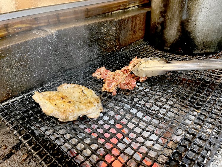 鶏もも肉と牛バラ肉は炭火で焼く。