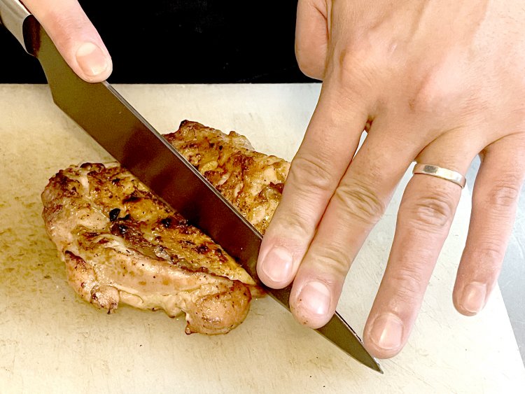 鶏もも肉に包丁を入れるとパリッと軽快な音を立てる。