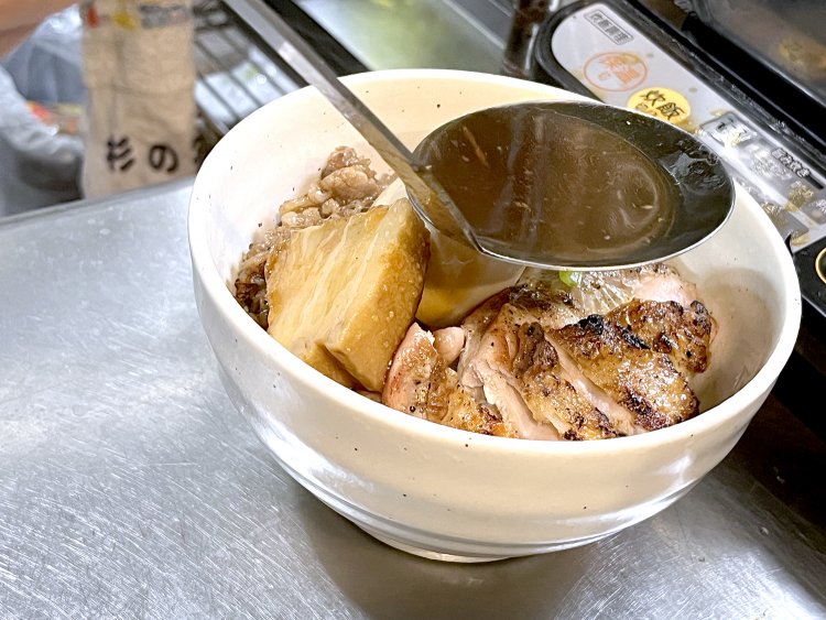 とり、うし、ぶた、そして卵までが丼の上にそろい踏み。まるで『らいどん』農場だ。