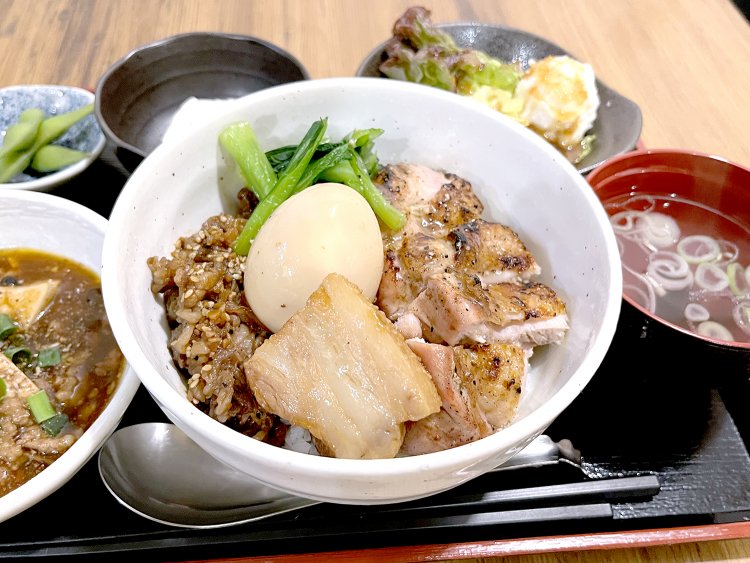 いい照りのお肉ちゃんたち。麻婆豆腐にお吸い物、枝豆や冷奴など小鉢も充実。