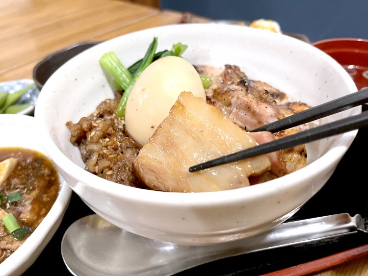 唯一、煮込んで調理されている豚。セコンドの卵を従えて登場だァ！