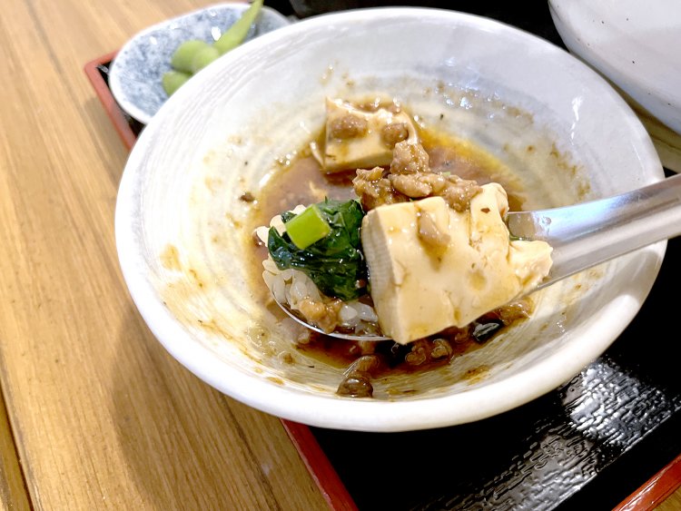 れんげの上で作るマイ麻婆丼。これに勝るものはなし。