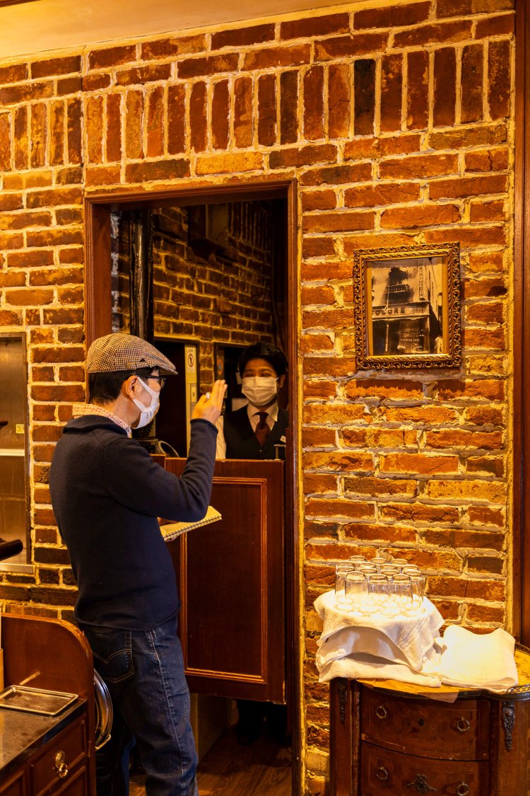 パン探偵「焼くところ、よく見せてください」　スタッフさん「この先はヒミツです！」。