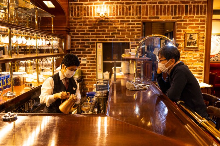 パン探偵「コーヒーの深い香りがトーストを引き立てますね」　スタッフさん「ネルドリップは変わらぬスタイルです」。