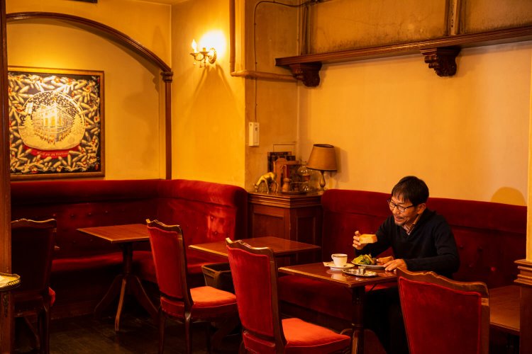 「コーヒーに負けぬパンの風味、心躍るなぁ……」　今回は、パンの隠し味と焼き加減が決め手であった。これにて一件落着！