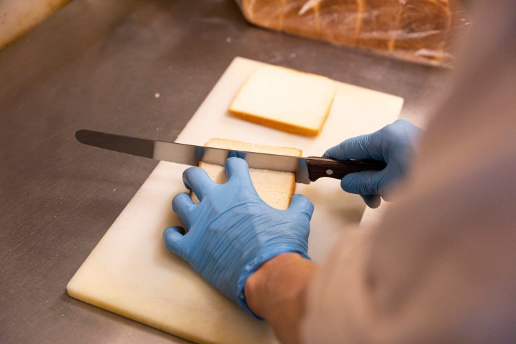 パンは切り置きせず、注文ごとにスライス。