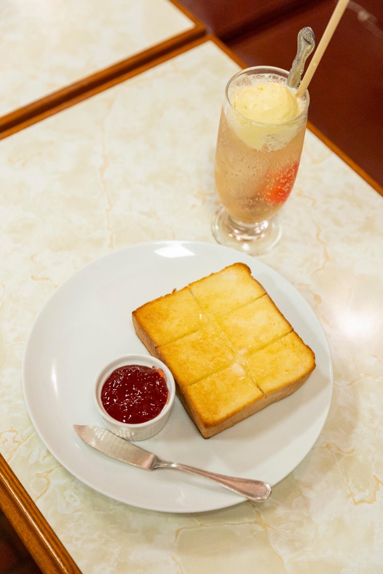 バタートースト550円、はまの屋特製クリームソーダ750円。