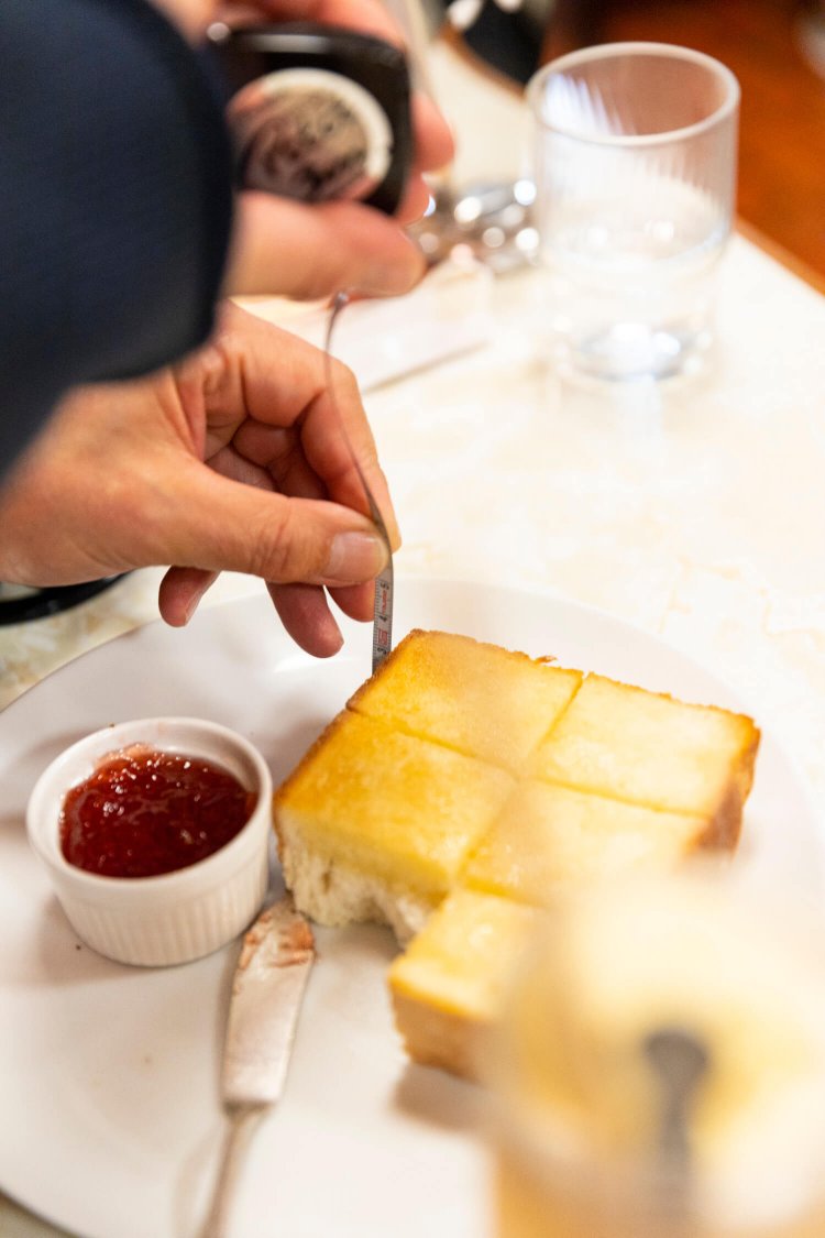 心憎い絶妙な切れ目。パン探偵はふと思った。（これは一体どこのパン？あっという間にマーガリンが染み込む秘密は？）。