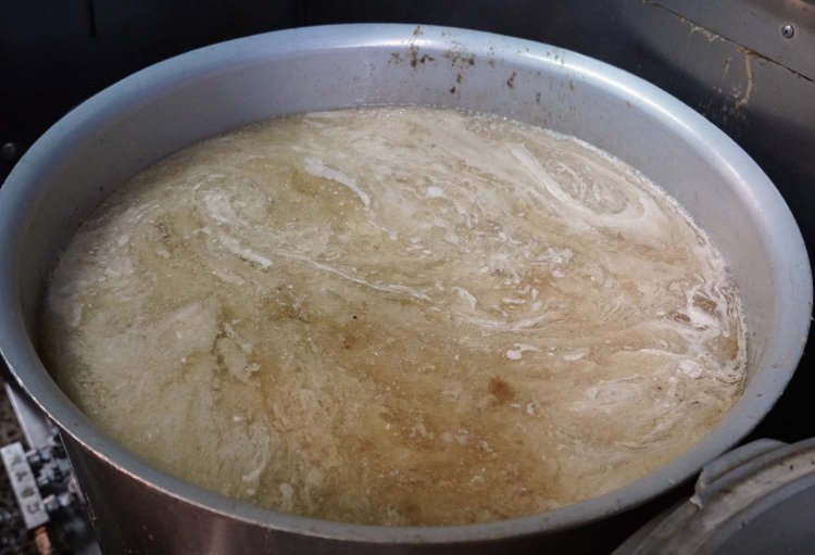 時間をかけて煮込んでいくと、このように各素材の旨みが抽出された白濁のスープができあがる。