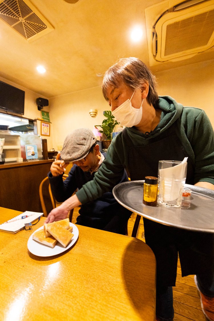 とある日、たまたま入った喫茶店で……。　「どうぞ～」　パン探偵「ありがとう……おや！」。