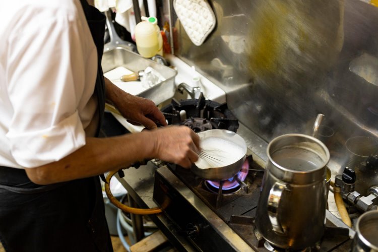コーヒーを行平鍋で温めるのも下町流。