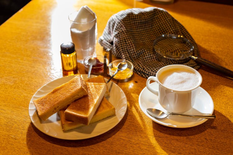 「こ、これは！トーストの積み方に見とれてる場合じゃない！」。　バタートースト350円、カフェ・ラテ550円。