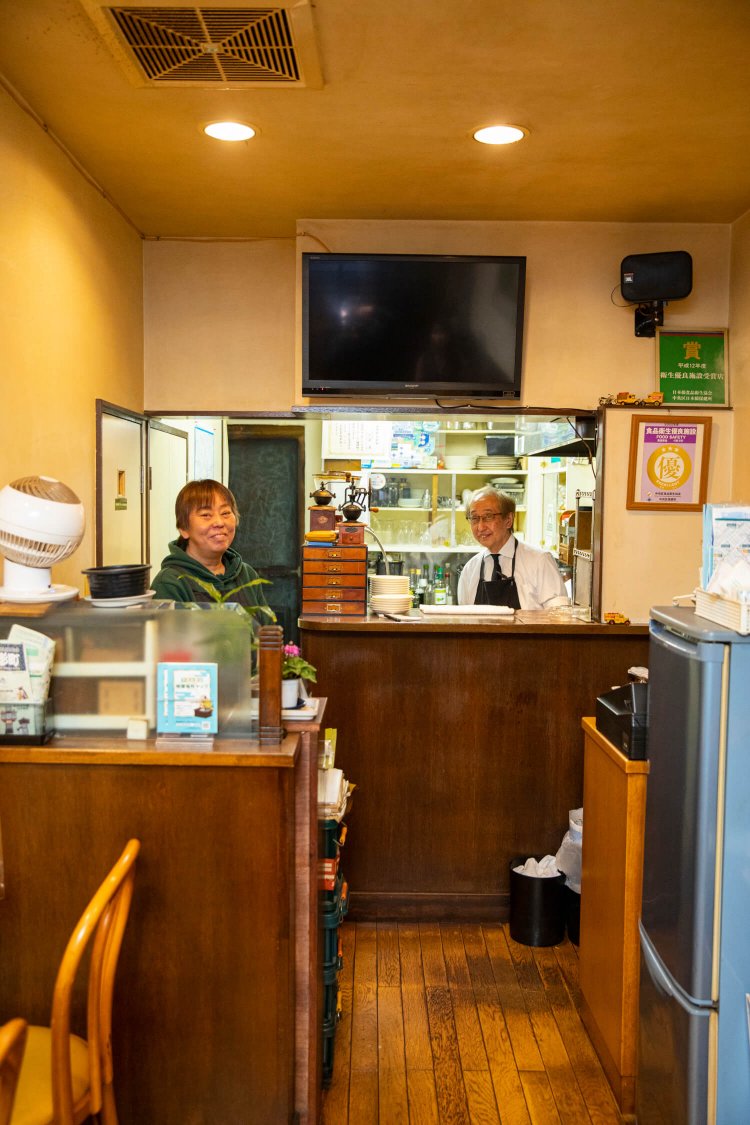 奥様「また来てね」。　今回の決め手は、毎日買いに行ける利便性とご近所のよしみだった。これにて、一件落着！