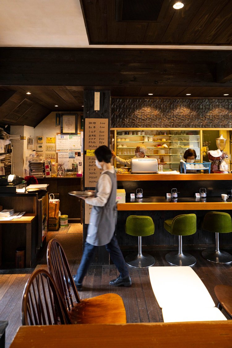 御茶ノ水・『穂高』はモダンで懐かしい店内。