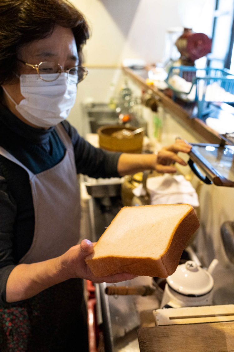 ガツンと厚く切ったパンは、きっちり一食分だ。