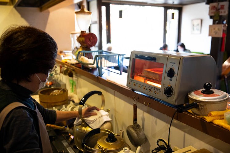 焼き具合から目を離さず、頃合いを計る。