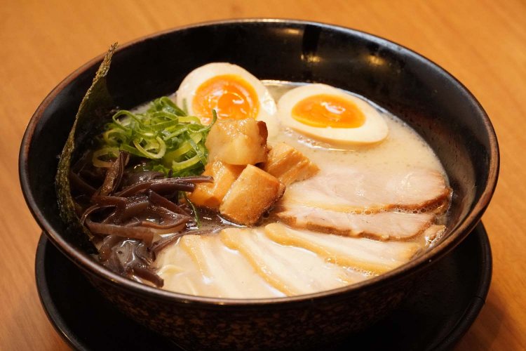 自家製チャーシューと角煮、煮卵など豪華盛り合わせの特金祥らーめん。