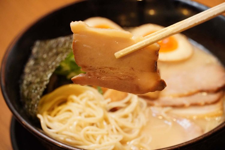 スープをしっかり吸い上げて、味に奥行きがでる豚バラのチャーシュー。