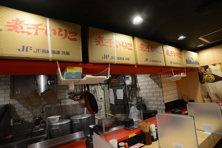 カウンター席の上には仕入れた煮干しがたっぷり。脂が多いという煮干しを使用している。