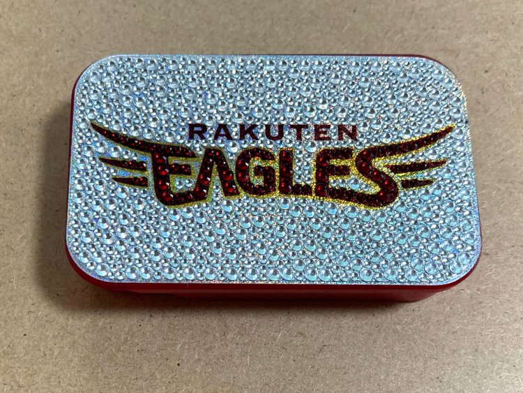 楽天のキラキラ缶。これもプラスチック製。