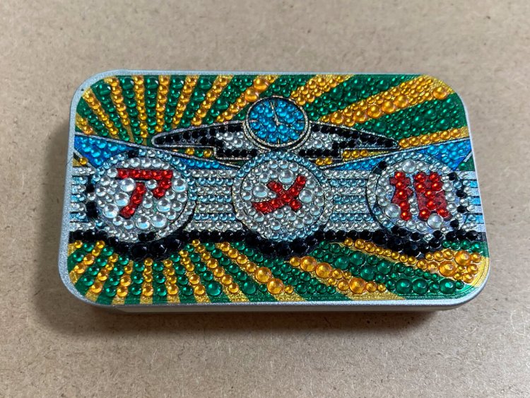 以前上野駅構内で販売されていた、アメ横デザインの缶。