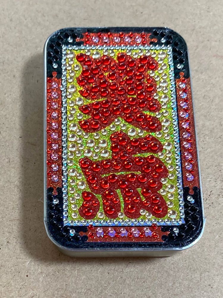 場所ではないが、日本テレビのグッズショップで販売されていた笑点の缶。