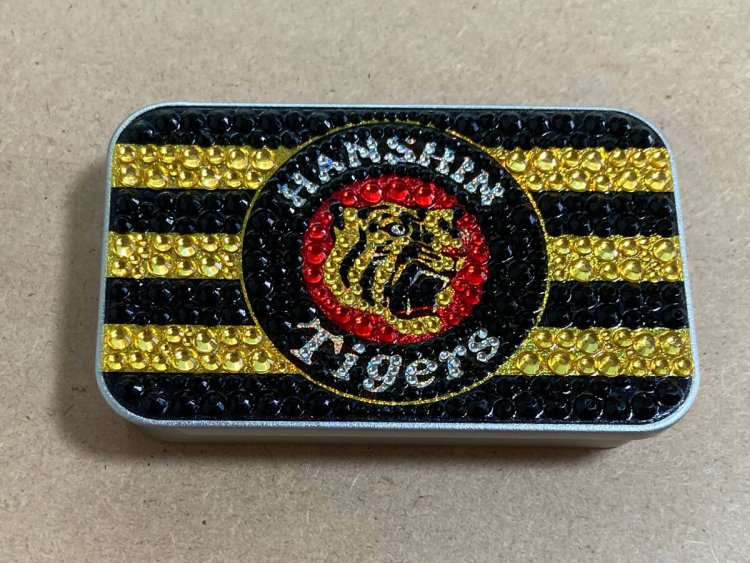 阪神のキラキラ缶は、ラムネが2袋入っていて大変お得であった。