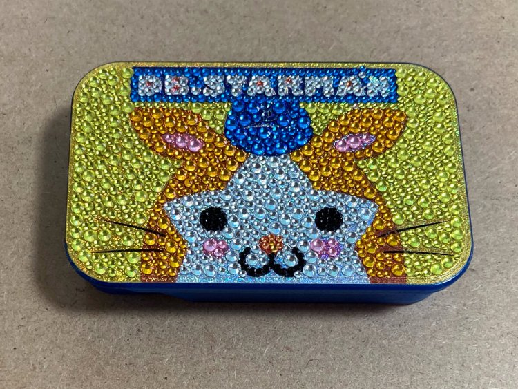 DeNAのキャラクター、DB.スターマン。こちらはケースがプラスチック製である。