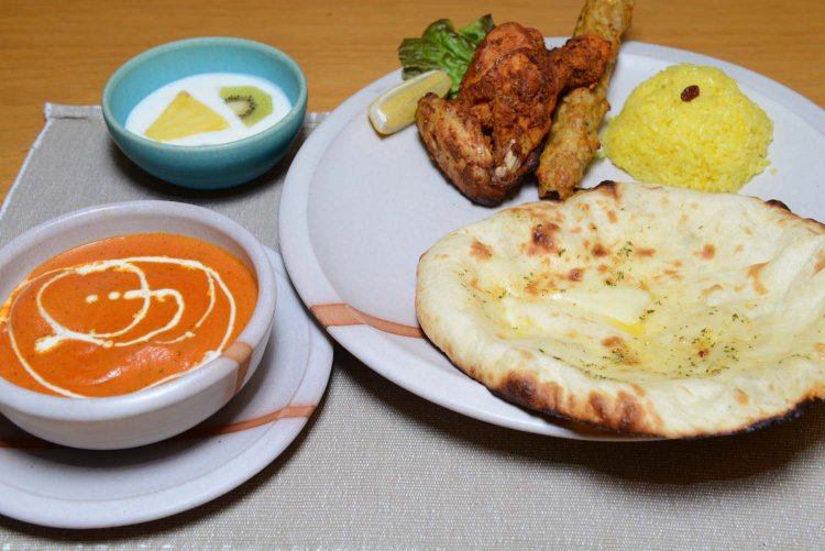 平日Aランチは、タンドール料理やフルーツライタなどが食べられるお得なセット。