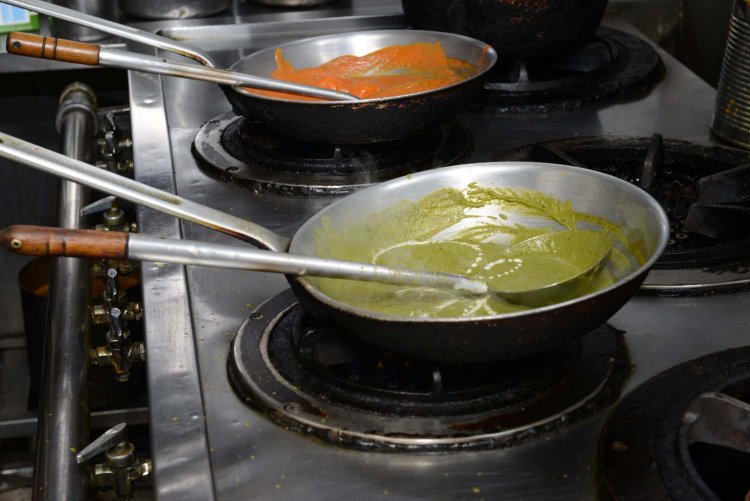 数段階に分けてスパイスを入れることでより複雑な深みが出るという。