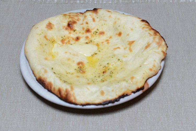 2種類のチーズが入り、ガーリックバターの香りが際立つガーリックチーズナン600円。