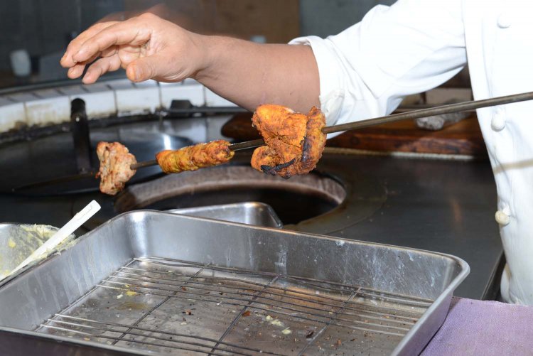 タンドールでじっくりと焼き上げるタンドールチキンやシークカバブ。