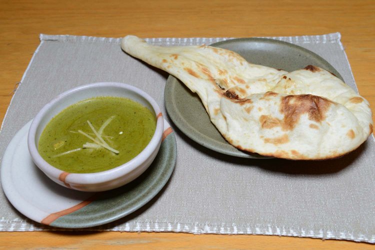 淡いグリーンが印象的なサグチキン。