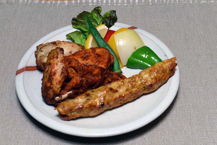 タンドールミックスS1650円は、カシューナッツソースに漬け込んだ辛くないチキンのマライティッカも食べられる。