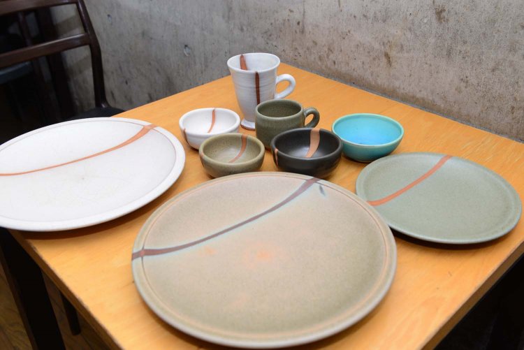 店内の雰囲気とよく合う信楽焼の器。