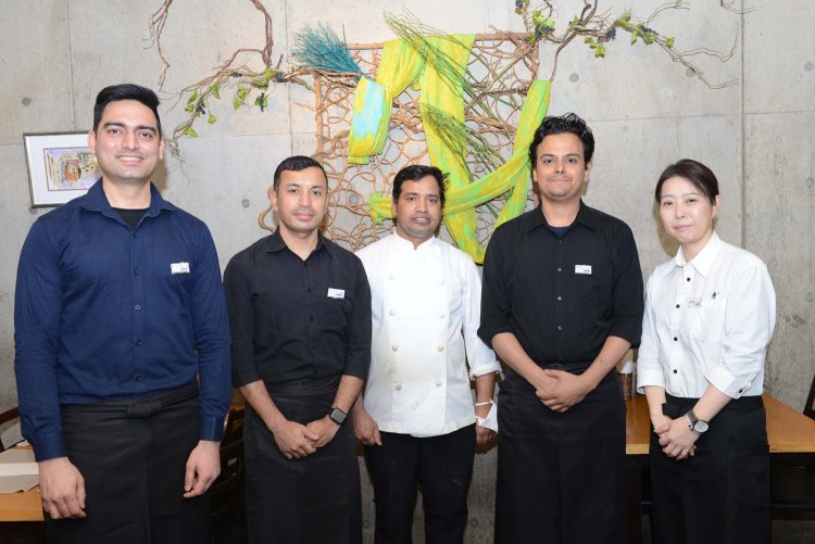 店長の瀧澤多美子さん（右端）と、スタッフの皆さん。