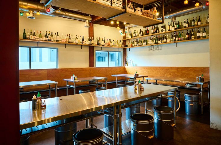 天井が高く、ゆったりとした店内。