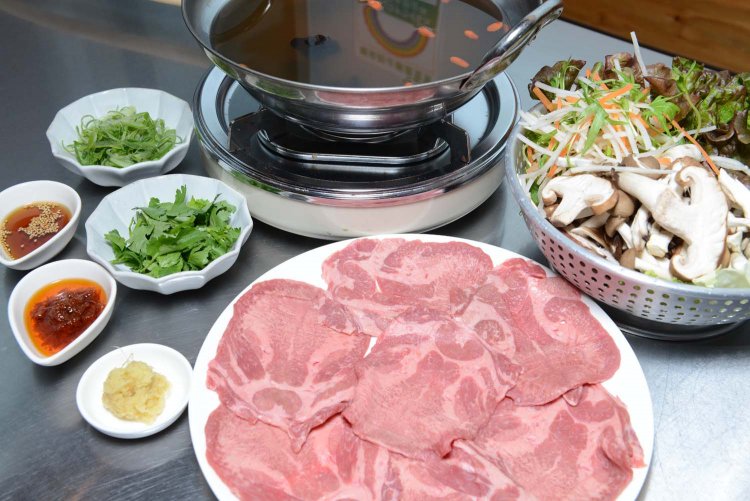 牛タン薬膳鍋（写真は2人前）。薬膳鍋は牛タンのほか豚バラ肉1人前2000円もある。