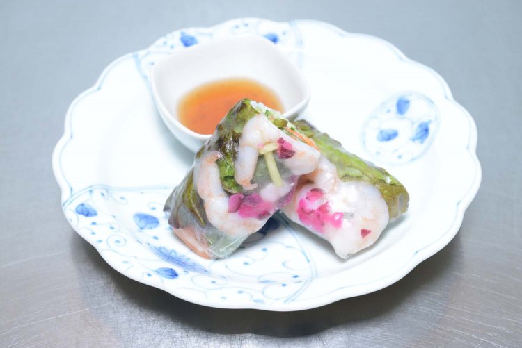 彩りが美しいエビとお野菜・しば漬けの生春巻き。しば漬けや大葉、なますを使っているので食べやすい。