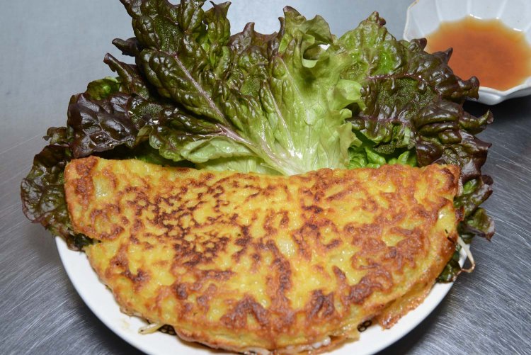 海鮮たっぷりのバインセオ。表面を揚げ焼きにしているので、カリッとした食感もいい。