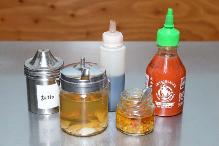 各テーブルに置かれた調味料の数々。