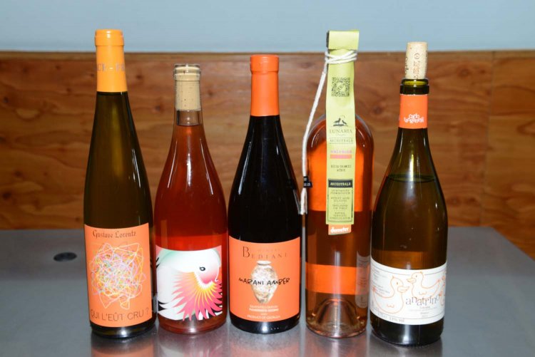 オレンジワインには、フレッシュな味わいのものやコクのあるものなど、いろいろとある。