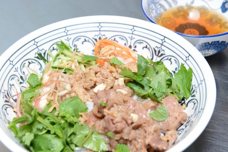 牛肉のせ和え麺。ベトナムでは、フォーよりもブンの方がポピュラーだという。