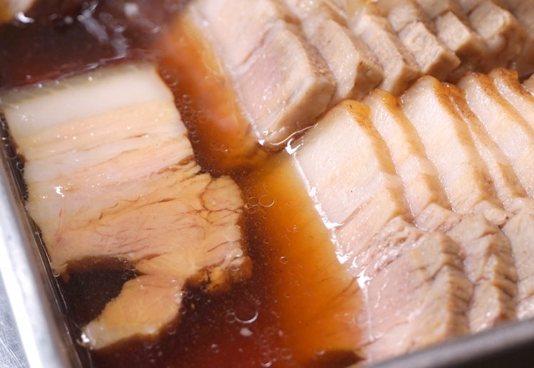 皮つきのチャーシューは三元豚使用。