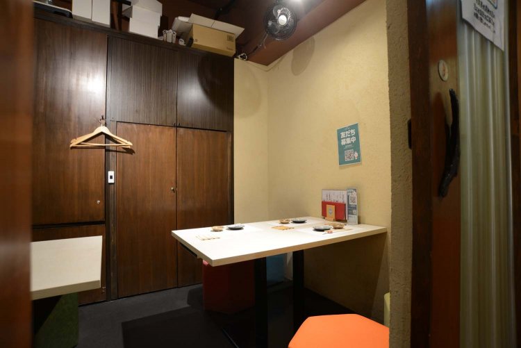 入り口近くにある個室は6人まで利用できる。
