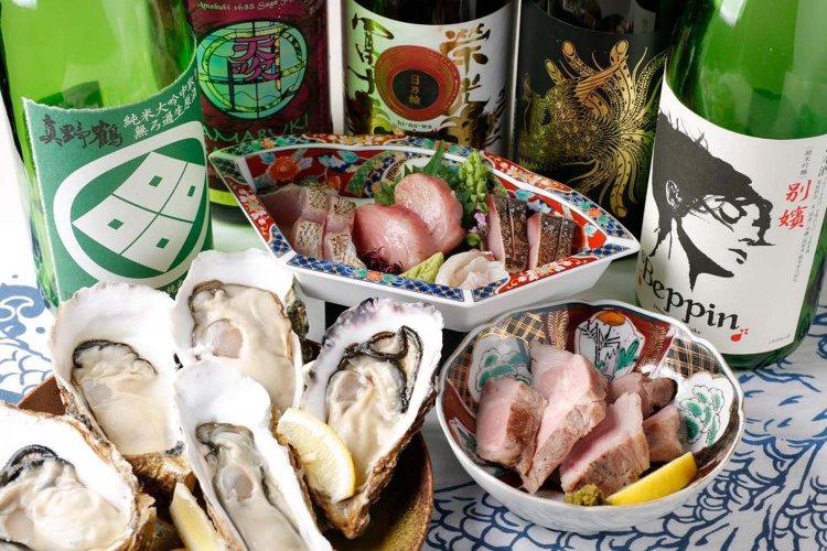 日替わり鮮魚三種盛りは仕入れによって異なるので、何が食べられるかはお楽しみ。生ガキもぜひ味わいたい。