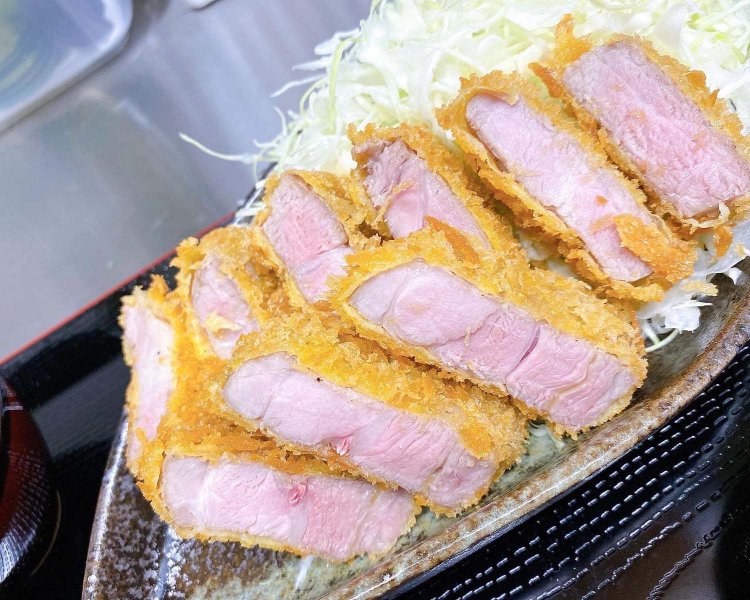 豚ローストのカツレツ。豚ローストは揚げるだけなく、日本酒のフランベも選べる。