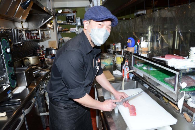 「日本酒のほかにも、和食に合うようにシソを入れたシソ入りハイボール550円もおすすめです」と店長の苗村匡範さん。