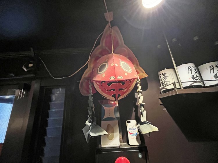 シックなトーンの店内で、存在感を示す金魚ねぷた。よーく見るとヒトの顔に見えてくるのは筆者だけだろうか。