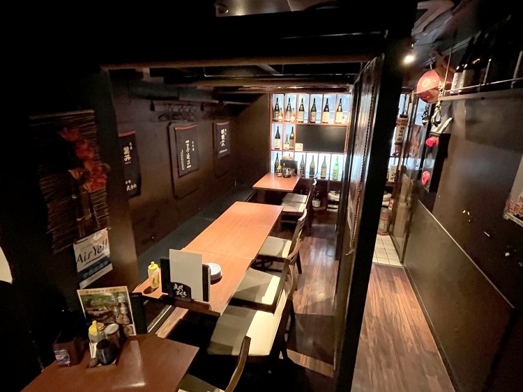 落ち着いた色調の店内で、ぼうっやわらかいライトがムードを盛りあげる。